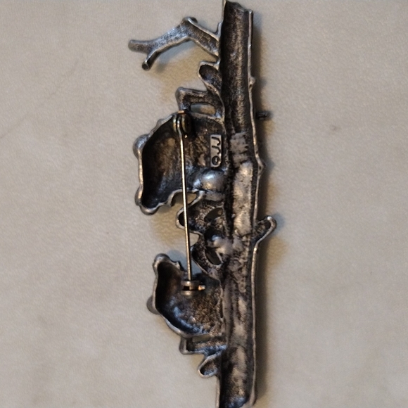 J.J. frogs on a log brooch. - Picture 2 of 4